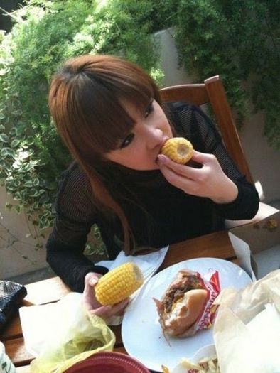 18 - 2NE1 eating