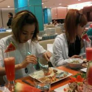 19 - 2NE1 eating
