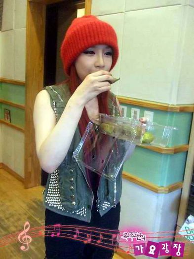 35 - 2NE1 eating