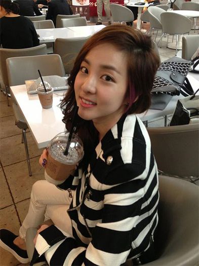 36 - 2NE1 eating