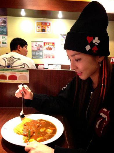 37 - 2NE1 eating