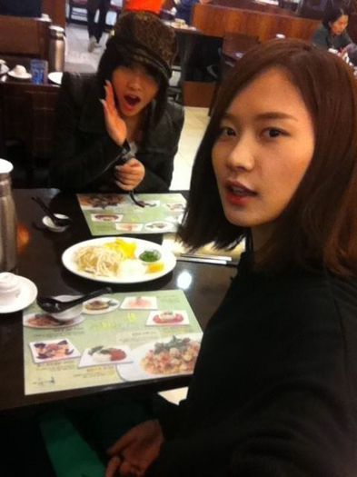 39 - 2NE1 eating