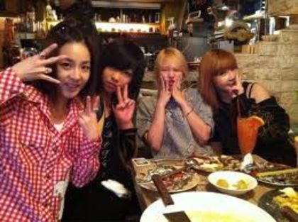 42 - 2NE1 eating