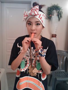 43 - 2NE1 eating