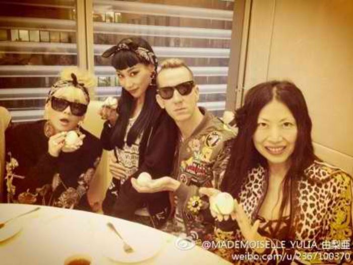 45 - 2NE1 eating