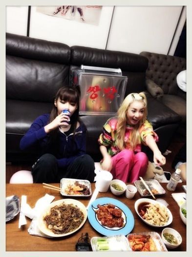 49 - 2NE1 eating