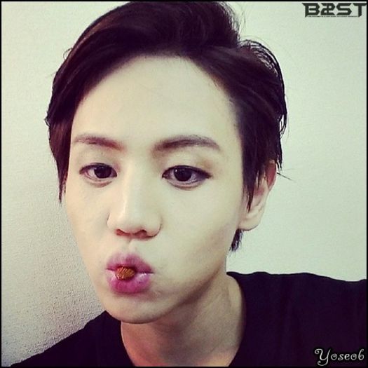 [:X] ...Yaa! :-L ..[arunca perna in Jei; merge in spatele lui Hye`] ..