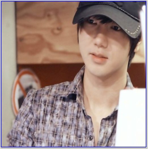 <Y>. -_-' Sper ca ti-ai adus laptop.ul :-w..Ca de al meu nu te atingi..