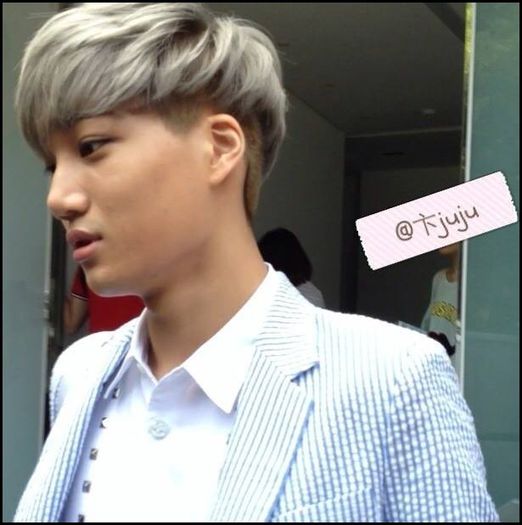 (Kai) ..(se intoarce cu 2 sucuri,se aseaza langa Amber,ii da sucul) Poftim. :) Fetele,ce fac? ;;)