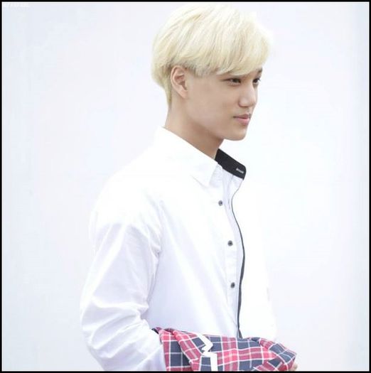 (Kai) ..(se uita la ceas) Eu trebuie sa plec, ne mai vedem noi..la SM. :> bye. :)) (pleaca)