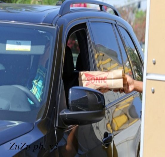 08.08 - Passando pelo drive-thru da lanchonete Sonic, LA - x - SG - 08-08-2014 - Passando pelo drive-thru da lanchonete Sonic