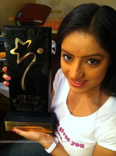 198782-deepika-holding-her-big-star-young-entertainer-award - Deepika singh aka sandhya