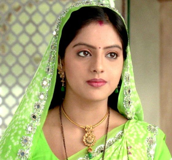 Hot-and-cute-Deepika-Singh-in-light-green-saree-2013