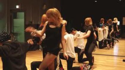b - 2NE1 dance practice