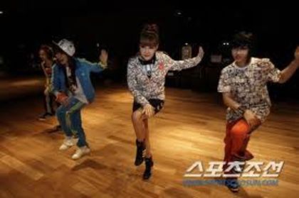 b2 - 2NE1 dance practice