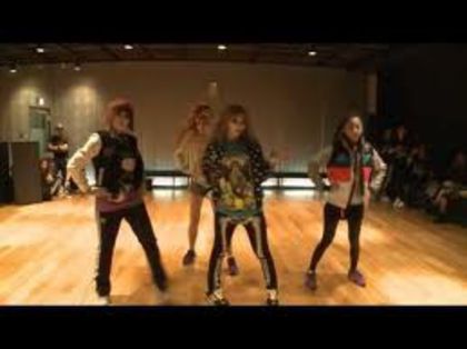 h - 2NE1 dance practice