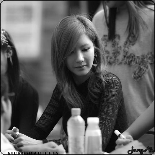 • Mersi ^^ [da sa plece] .. N-am numarul.. -_-.. [se aseaza pe canapea] ..:-?