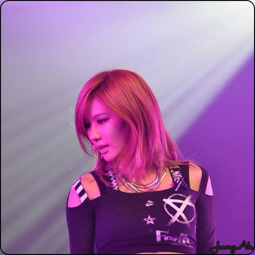 • ..Eu..ma..ma...:-?.. duc sa-i aduc chestiile alea lui Lizzy :D..-_- [se ridica|pleaca sus]