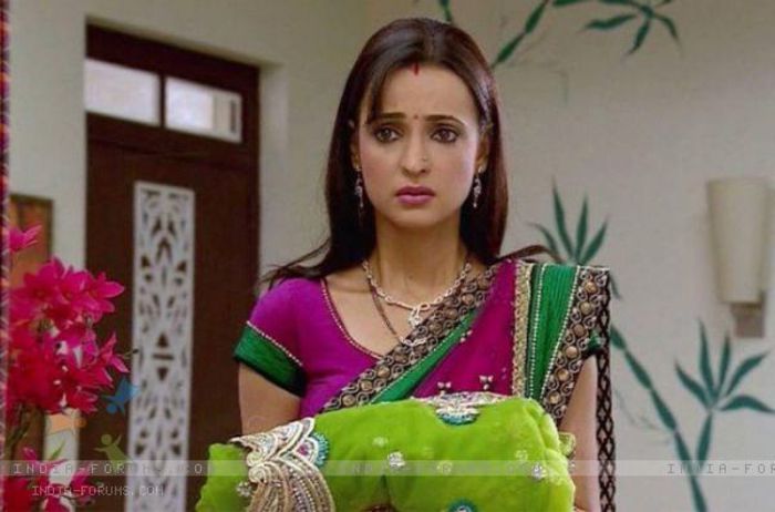 290130-sanaya-irani-saree-troubles-in-chhanchhan