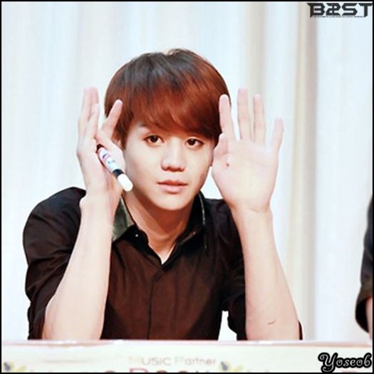 [:X] ..Noapte buna Hye`... :| ..Stai.. Hye! ..:-w ..Era vorba sa ma ajuti. :-w