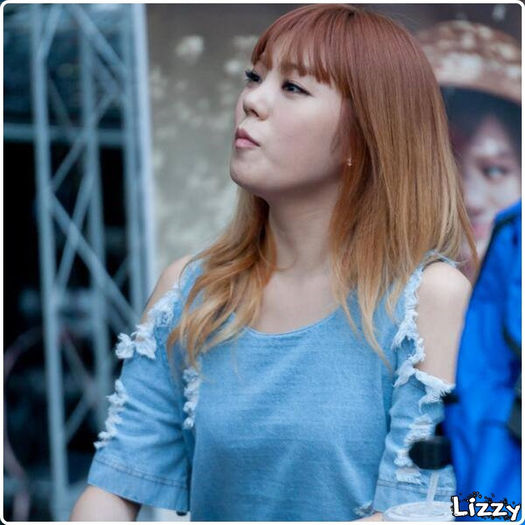 ↘. M-ai facut grasa Yoseob? :-L.. Ce zici sa vii si tu maine? :-L.. Alergam..toti 3 :-L