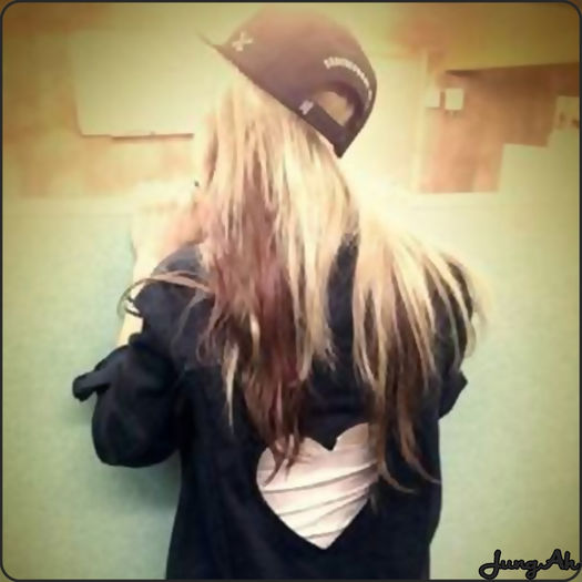 • ..Bine..:-?..[se duce la geam] Pff..n-au plecat inca? (:|.. Ooo..Lizz e nervoasa..:-?..