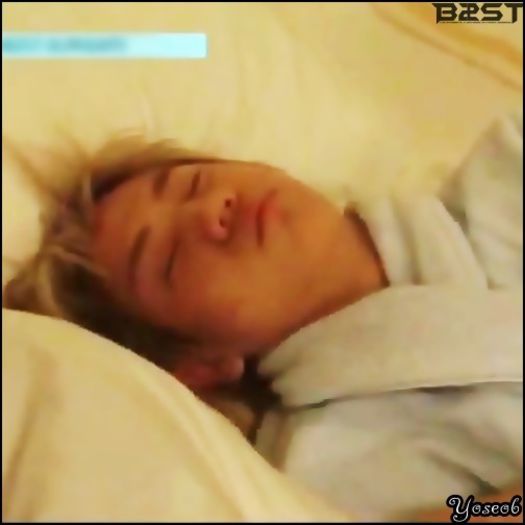 [:X] ..Si Dae e cu somnu`..de ce sa nu fiu si eu? ..(:| ..[se intinde pe jos. :))] ..(:|