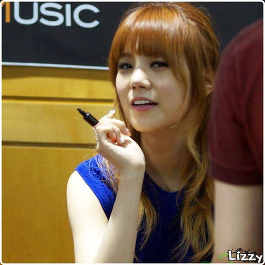 ↘. ..:)).. (se aseaza pe canapea) Nana..eu stiu unde dorm ^^ ..>:P