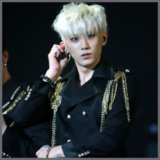 [(:] ..:)) ...Pe mine ma recunosti? ;;) ..:-? ..:))