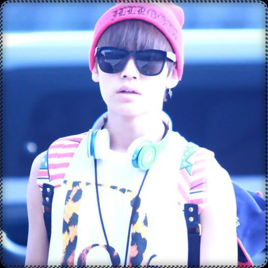 ♫ Ahh..ce greu e sa fii actor. -.- :)) [se aseaza pe canapea]. - l - x - Episodul 94 - x - l