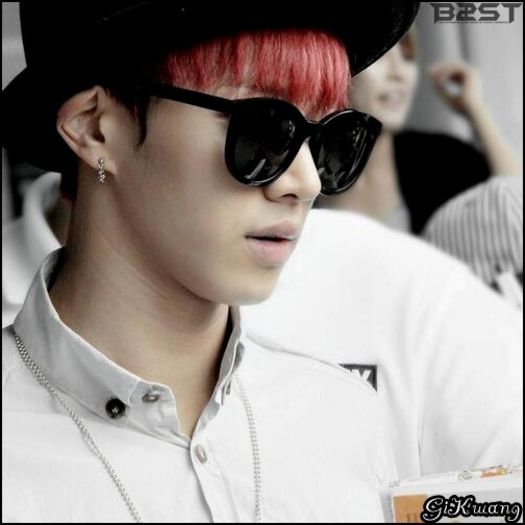 [KK] ..[se uita la tel; dupa la Hye] ..Vine. :) ..Seob, aici. :-w Las`o pe Nana. :-w