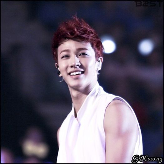 [KK] ..[dansand cu Nana] ...Te vad eu mai inolo, Seob. :)) ...Nana, te`ai mutat in casa? :-? .. - X - x - CLUB 01 - x - X