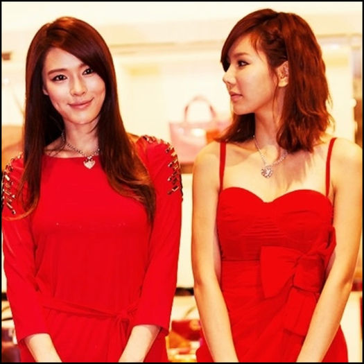 .. [intra cu Kahi] J: Ea e :) [arata spre Bomi]
