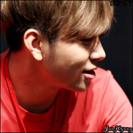 [JH] ... :-? ..[agitand] ...>:) ..Da, Nana. e. >:) ..Sarbatorita sa fieee! :))