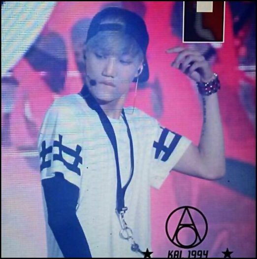 (Kai) ..(fuge pe canapea;se aseaza cuminte) Vrea Seob. >:3