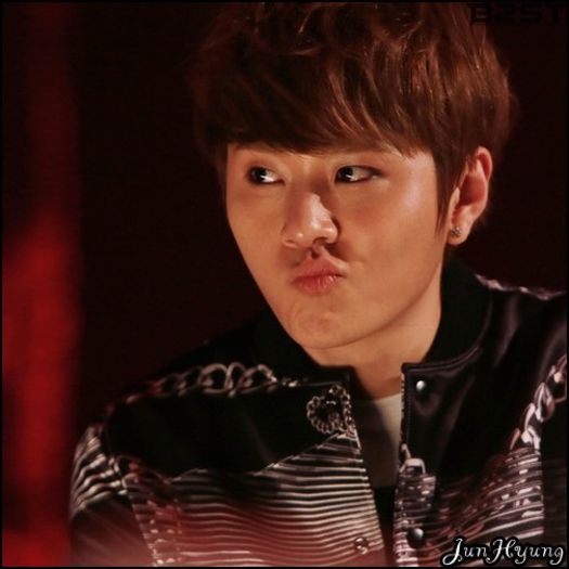 [JH] ...Uuuu.. ;;) Ma astepti.. haaa? ..;;) :> :))[o face de frisca] ..>:)