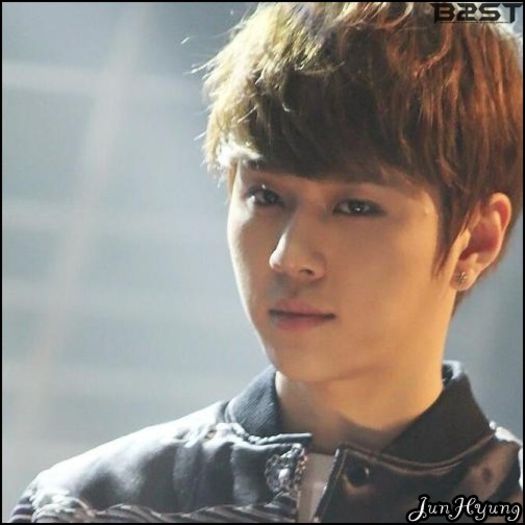 [JH] ..[o prinde de dupa talie; o da pe spate; o face pe fata; gat; bust. :))=))]