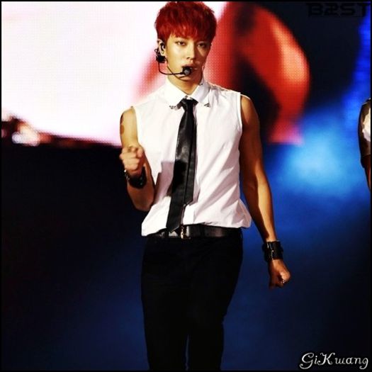 [KK] ..[ia un servete; o sterge pe Nana pe fata] ..Esti ok? :-s .. - X - x - CLUB 03 - x - X