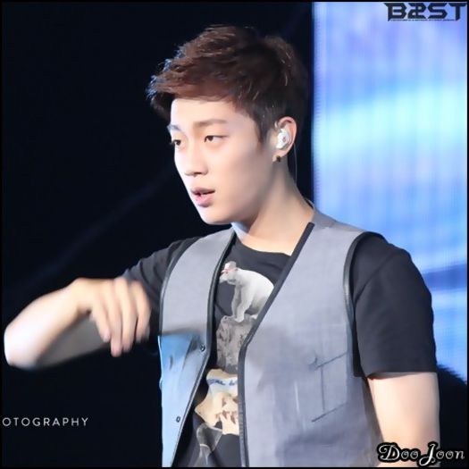 [DJ] ...Yoseob.. ce ar fi sa o lasi in pace? :-w ..Spun si eu. :-w..