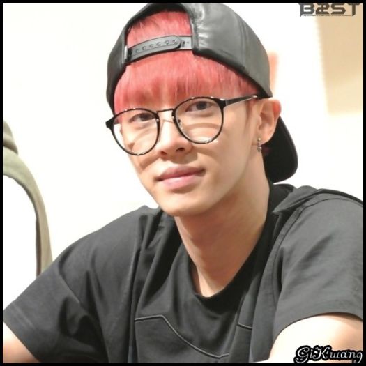 [KK] ...Da, JunHyung cel direct. -_- ..Multumim JungAh. :) ..[ia o farfurie; o lingurita; mananca] .