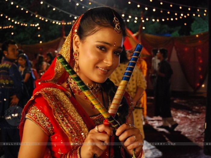 33330-sadhna-with-dandiya-sticks - Sadhna rajvansh