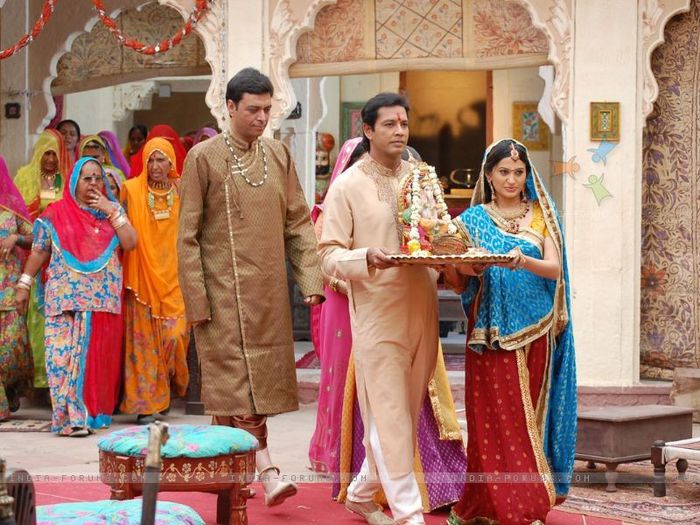 32194-sumitra-bhairav-and-basant-in-balika-vadhu