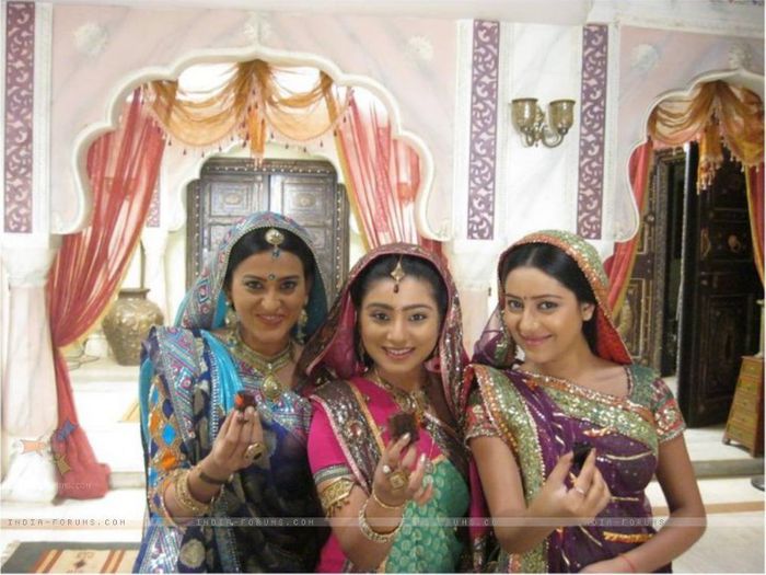 154558-pratyusha-with-smita-bansal-neha-marda-on-the-sets-of-balika-va