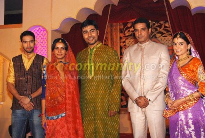 Vikrant_Massey__Bhairavi_Raichura__Chetanya_Adib__Anoop_Soni_and_Smita_Bansal - Balika Vadhu