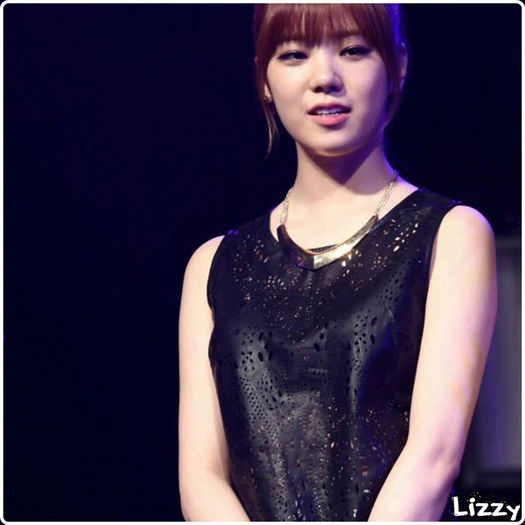 ↘. Normal ca nu, disperato.. Jung Ah oricum e la Pledis..deci avem de asteptat..-_-