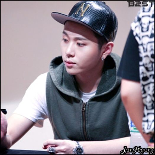 [JH] ..Foarte frumoasa. -_- ..[se pune pe jos] ..Acum.. sa o astept. -_- ..:-< .. - l - x - Episodul 95 - x - l
