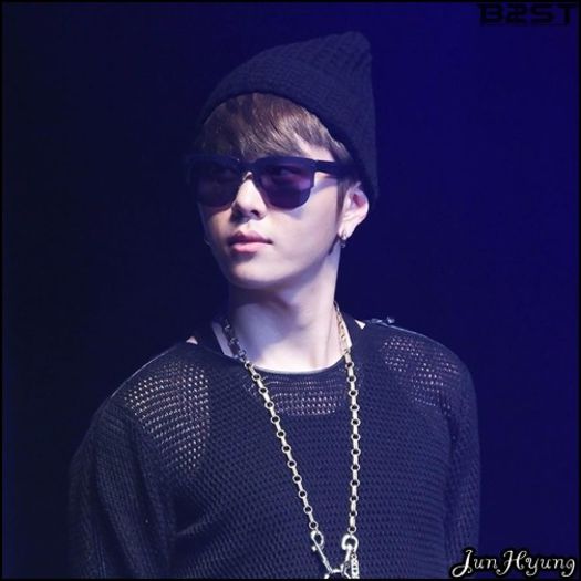 [JH] ..Vreau sa le vad si eu. :) ..[merge langa Hoon] .. :-L ..:-w .. :-L ..