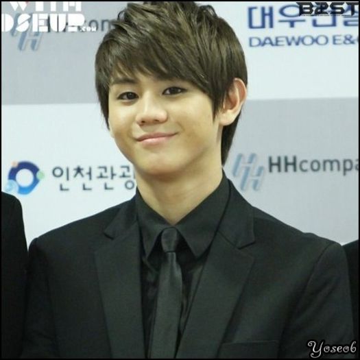 [:X] .. [se uita la tel] .. :| .. ..[raspunde] ..Da.. ? :-? ..