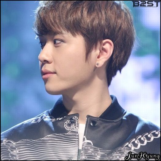 [JH] ..[se uita la Hoon] Te mai intorci mult? :-? ..cand ai vorbit cu ea? :-?