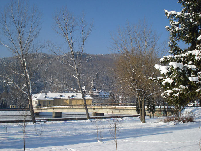 manastirea si insula OSTROV